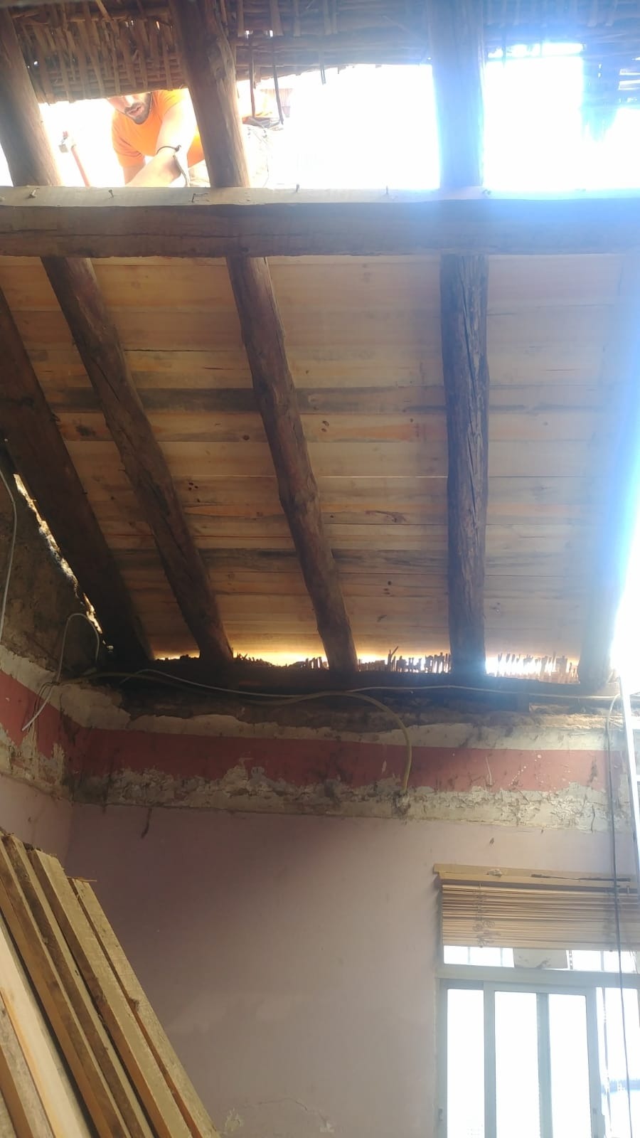 Foto del equipo profesional y cualificado de TEJADOS MORAL con sus herramientas de trabajo en una obra de rehabilitación