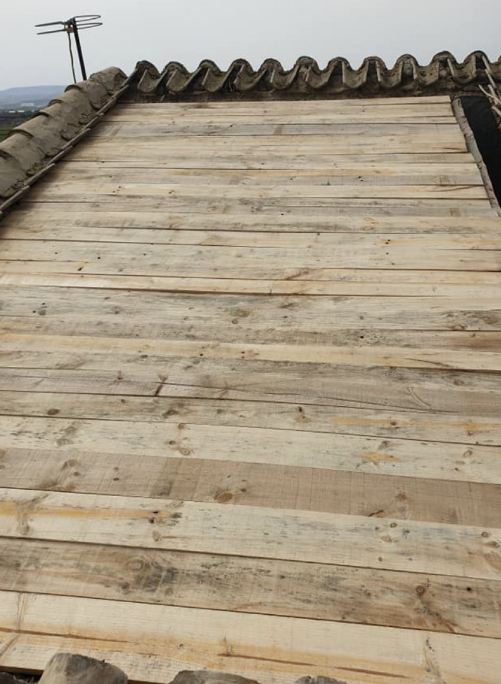 Imagen de una terraza finalizada, mostrando el resultado del trabajo integral de impermeabilización y pintura realizado