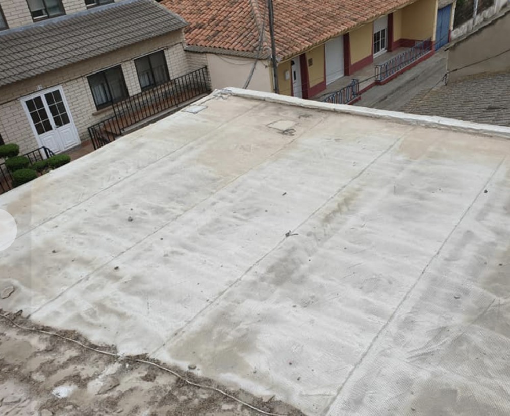 Montón de tejas nuevas de alta calidad listas para el cambio de tejas en la rehabilitación de un tejado viejo en Alfajarín