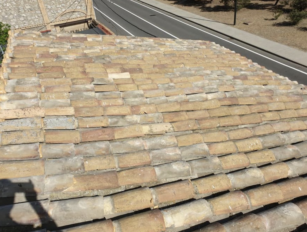 Terraza rehabilitada y pintada por TEJADOS MORAL en la zona de El Burgo de Ebro, destacando la durabilidad y estética