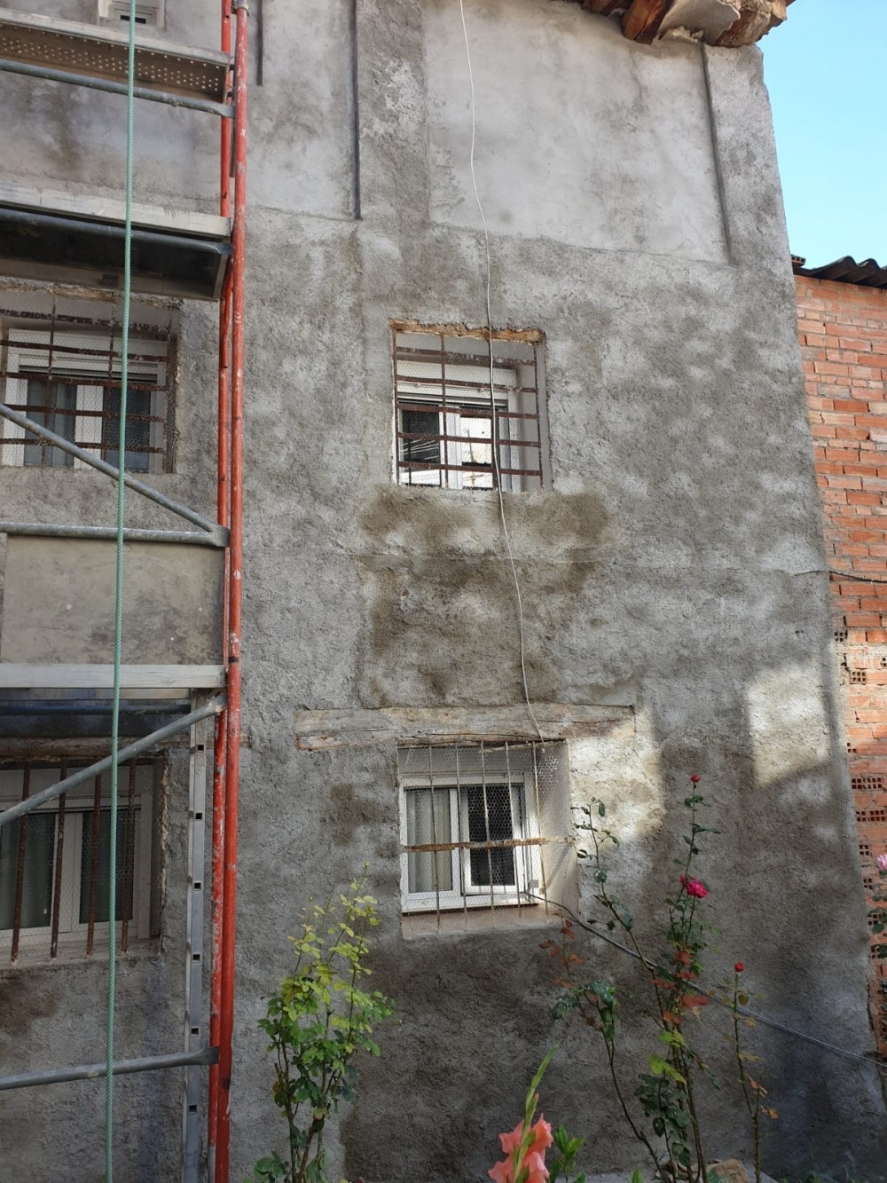 Equipo de TEJADOS MORAL trabajando en la rehabilitación integral de una fachada de edificio residencial en Alfajarín