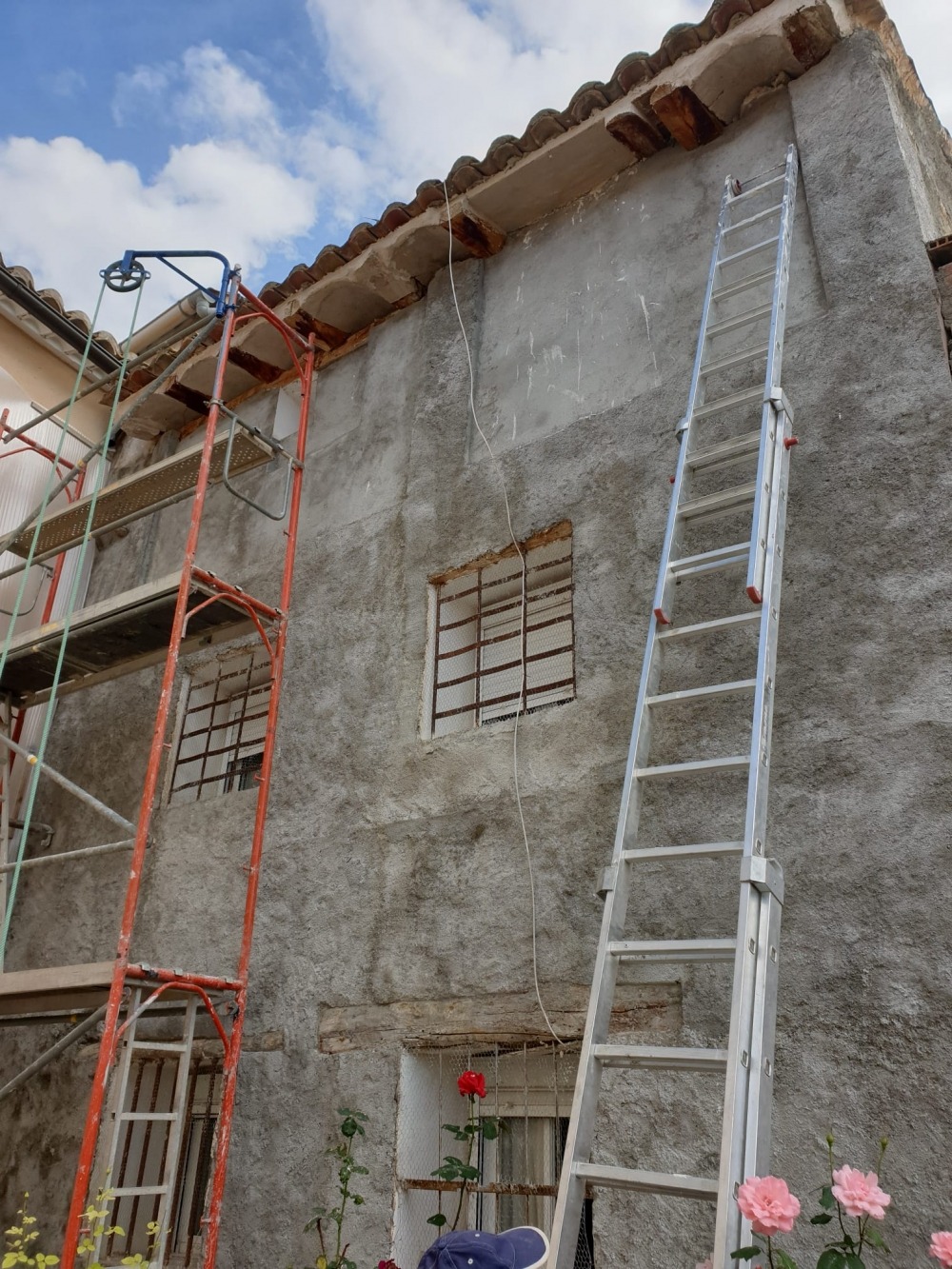 Imagen general de un tejado totalmente renovado por TEJADOS MORAL, listo para proteger la vivienda